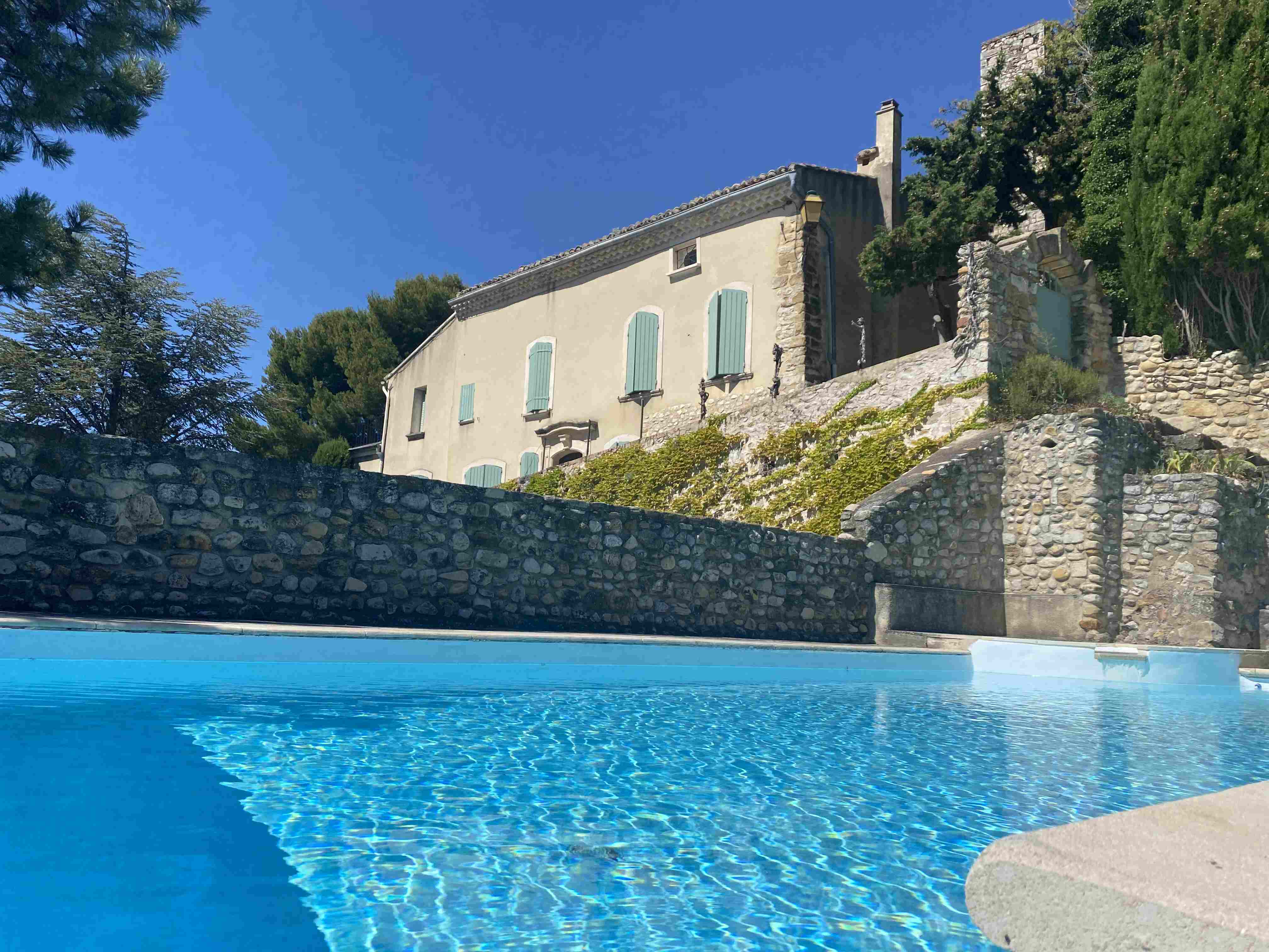 des biens de  "caractère"