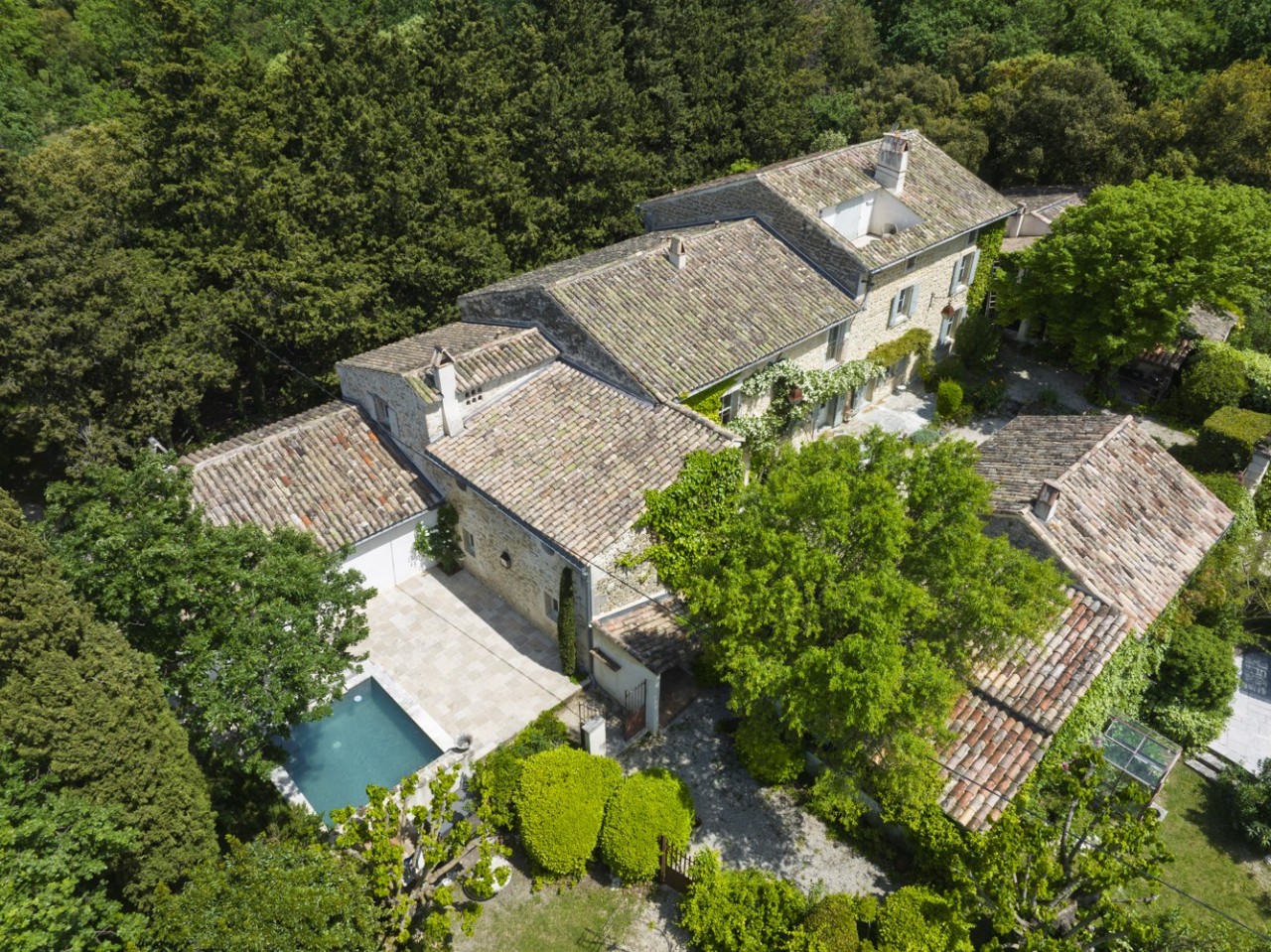 A VENDRE- REF 354- -EXCLUSIVITE -PROPRIETE DE PRESTIGE -MAS EN PIERRES 590m² -20 PIECES-9/10 CHAMBRES- PISCINE A DEBORDEMENT-5 GARAGES-1 BASSIN  -  1 LODGE BALINEEN -26130 MONTSEGUR  SUR LAUZON -1590000€