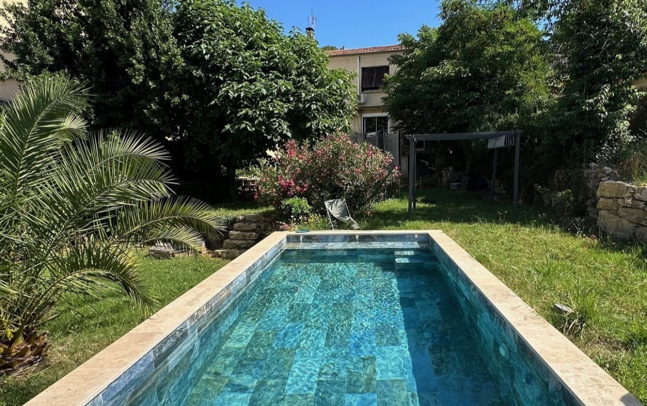 A VENDRE- VAUCLUSE- REF 351 - MAISON DE VILLAGE146M² - T6 - 5 CHAMBRES- 730 M² TERRAIN 730m²- PISCINE- 84110 PUYMERAS-VAISON- 395000€
