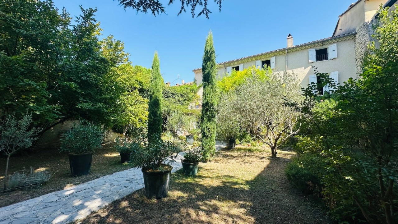 A VENDRE - VAUCLUSE- REF 371 -AUTHENTIQUE MAISON DE VILLE A VENDRE 300M² -TERRAIN 710M² -TERRASSES -PARC- CENTRE VILLE 84110 VAISON LA ROMAINE - 899000€