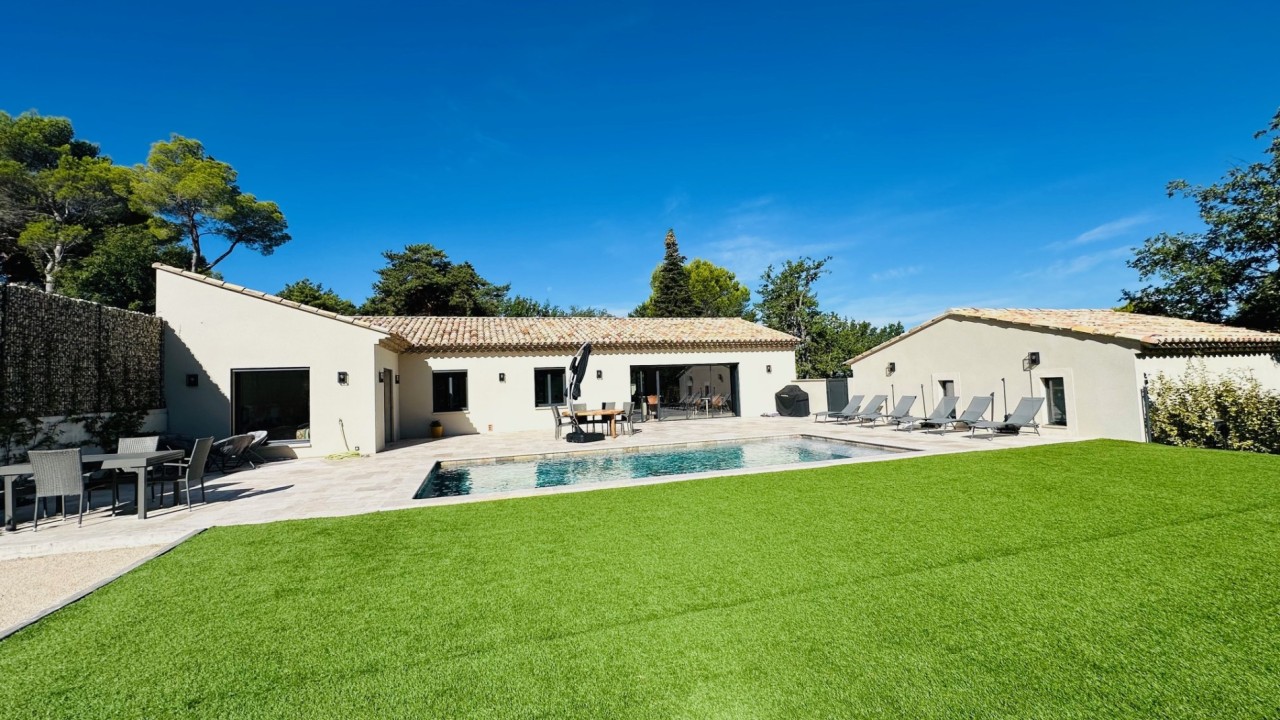A VENDRE- FAUCON - VAUCLUSE -VILLA D 'ARCHITECTE PLAIN-PIED- MODERNE  DE 2024 - NEUVE -150m²- T7- 3 CHAMBRES- TERRASSES 160M²- PISCINE CHAUFFEE 9X 4 - GARAGE 43M²- VUE DEGAGEE-819 000 €